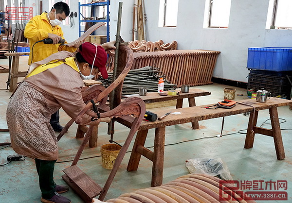 區(qū)氏臻品工人組裝交椅 區(qū)氏臻品工人正進行交椅部件的組裝、調(diào)整