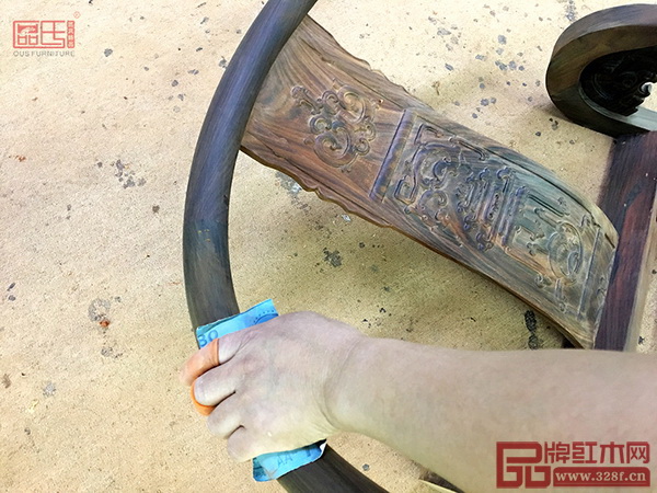  區(qū)氏臻品打磨工人對交椅進行打磨