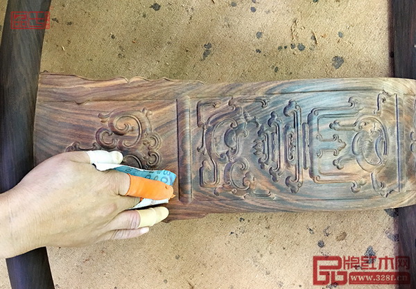 區(qū)氏臻品打磨工人對交椅背板進行打磨 區(qū)氏臻品打磨工人對交椅背板進行打磨