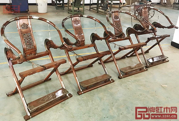 上漆后的交椅色澤溫潤晶瑩