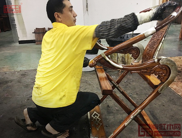  區(qū)氏臻品工人對交椅進行反復(fù)打磨，直至表面平整光潔