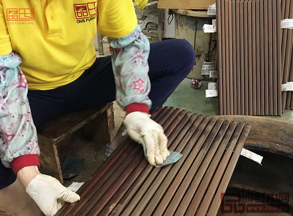 區(qū)氏臻品工人對交椅進行反復(fù)打磨,直至表面平整光潔 區(qū)氏臻品工人對交椅進行反復(fù)打磨,直至表面平整光潔