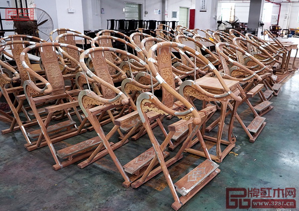 打磨后的交椅整齊排列 打磨后的交椅整齊排列
