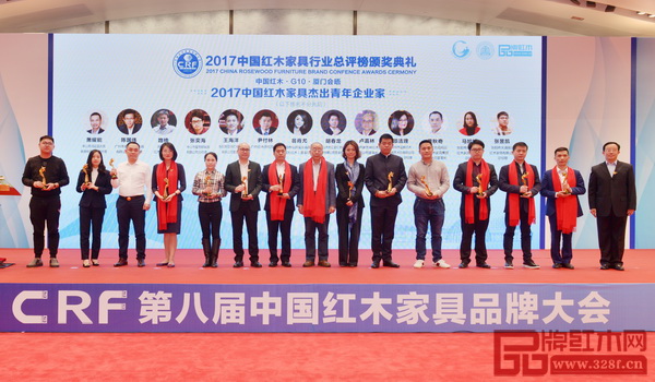 盧家藝林董事長盧嘉林(左六)榮獲“2017 中國紅木家具杰出青年企業(yè)家” 盧家藝林董事長盧嘉林(左六)榮獲“2017 中國紅木家具杰出青年企業(yè)家”