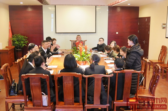 華廈·大不同與會成員紛紛展開了別開生面的自我介紹 華廈·大不同與會成員紛紛展開了別開生面的自我介紹