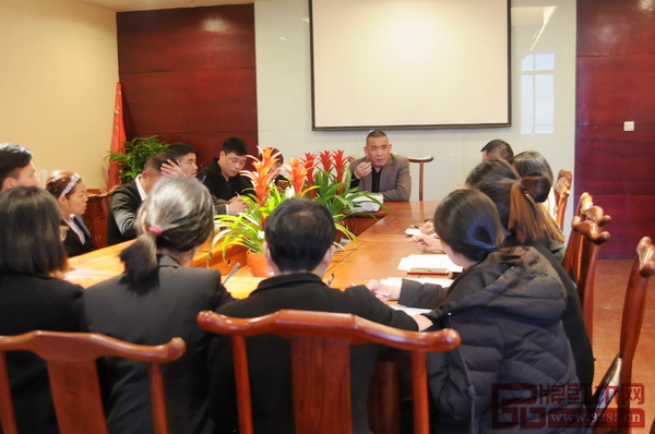 華廈·大不同董事長陳田華在會議中對華廈·大不同2018年工作安排做具體規(guī)劃 華廈·大不同董事長陳田華在會議中對華廈·大不同2018年工作安排做具體規(guī)劃