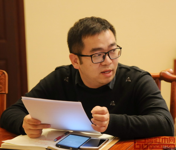 東陽大不同紅木家具廠營銷總監(jiān)樊威在會議中發(fā)言 東陽大不同紅木家具廠營銷總監(jiān)樊威在會議中發(fā)言