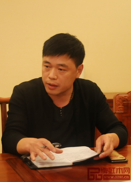 華廈酸枝館營銷總監(jiān)陳亞盛在會議中發(fā)言 華廈酸枝館營銷總監(jiān)陳亞盛在會議中發(fā)言