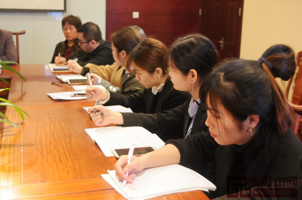 華廈·大不同銷售精英們都在認(rèn)真記錄會議要點 華廈·大不同銷售精英們都在認(rèn)真記錄會議要點