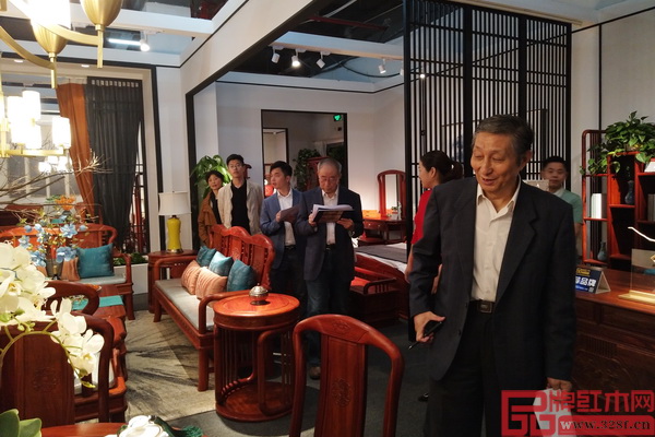 全聯(lián)藝術(shù)紅木家具專業(yè)委員會(huì)專家顧問、原故宮博物院文??萍疾恐魅尾莒o樓(右一)和中國(guó)紅木家具技術(shù)專家曹新民(左四),及全聯(lián)藝術(shù)紅木家具專業(yè)委員會(huì)執(zhí)行會(huì)長(zhǎng)兼秘書長(zhǎng)、弘木傳媒CEO林偉華(左三)蒞臨昊園展位,高度評(píng)價(jià)其產(chǎn)品品質(zhì)及文化建設(shè) 全聯(lián)藝術(shù)紅木家具專業(yè)委員會(huì)專家顧問、原故宮博物院文??萍疾恐魅尾莒o樓(右一)和中國(guó)紅木家具技術(shù)專家曹新民(左四),及全聯(lián)藝術(shù)紅木家具專業(yè)委員會(huì)執(zhí)行會(huì)長(zhǎng)兼秘書長(zhǎng)、弘木傳媒CEO林偉華(左三)蒞臨昊園展位,高度評(píng)價(jià)其產(chǎn)品品質(zhì)及文化建設(shè)