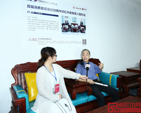 昊園家具《紹氏紫檀·憶江南沙發(fā)》得到了全聯(lián)藝術(shù)紅木家具專業(yè)委員會(huì)專家顧問、中國(guó)明式家具研究所原所長(zhǎng)濮安國(guó)(右)的高度贊譽(yù) 昊園家具《紹氏紫檀·憶江南沙發(fā)》得到了全聯(lián)藝術(shù)紅木家具專業(yè)委員會(huì)專家顧問、中國(guó)明式家具研究所原所長(zhǎng)濮安國(guó)(右)的高度贊譽(yù)