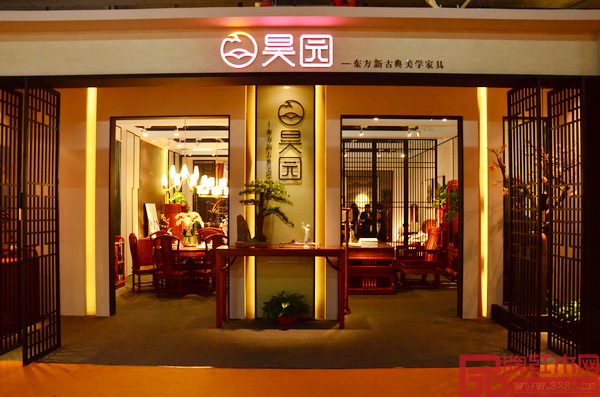 昊園家具中山紅博會(huì)展位裝修質(zhì)樸而高雅,充滿濃郁的文化氣息 昊園家具中山紅博會(huì)展位裝修質(zhì)樸而高雅,充滿濃郁的文化氣息