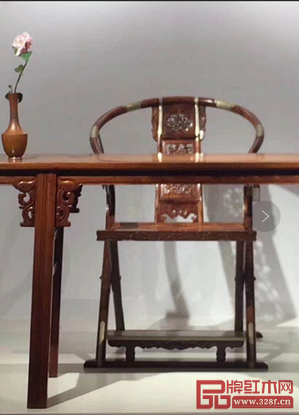 展出的海南黃花梨木制交椅和長案 展出的海南黃花梨木制交椅和長案