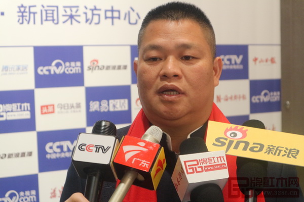 匠王紅木董事長李茂先在第八屆中國紅木家具品牌大會現(xiàn)場接受央視、新浪等媒體的聯(lián)合采訪 匠王紅木董事長李茂先在第八屆中國紅木家具品牌大會現(xiàn)場接受央視、新浪等媒體的聯(lián)合采訪