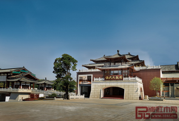 伍氏大觀園位于中國(guó)(大涌)紅木文化博覽城北門(mén)的展廳 伍氏大觀園位于中國(guó)(大涌)紅木文化博覽城北門(mén)的展廳