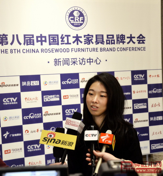 伍氏大觀園副總經(jīng)理伍泳莉在第八屆中國(guó)紅木家具品牌大會(huì)上接受央視、新浪等媒體的聯(lián)合采訪 伍氏大觀園副總經(jīng)理伍泳莉在第八屆中國(guó)紅木家具品牌大會(huì)上接受央視、新浪等媒體的聯(lián)合采訪