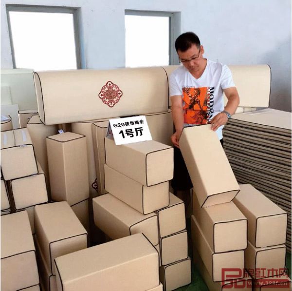 歐尼爾總經(jīng)理許有才認真檢查每件產(chǎn)品 歐尼爾總經(jīng)理許有才認真檢查每件產(chǎn)品