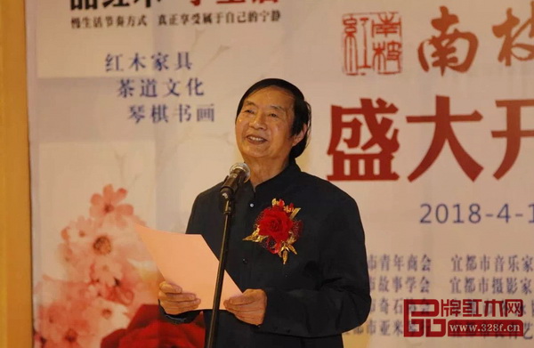 中國故事家、湖北故事王、宜都市故事協(xié)會會長的徐榮耀老師為大家即興表演 中國故事家、湖北故事王、宜都市故事協(xié)會會長的徐榮耀老師為大家即興表演