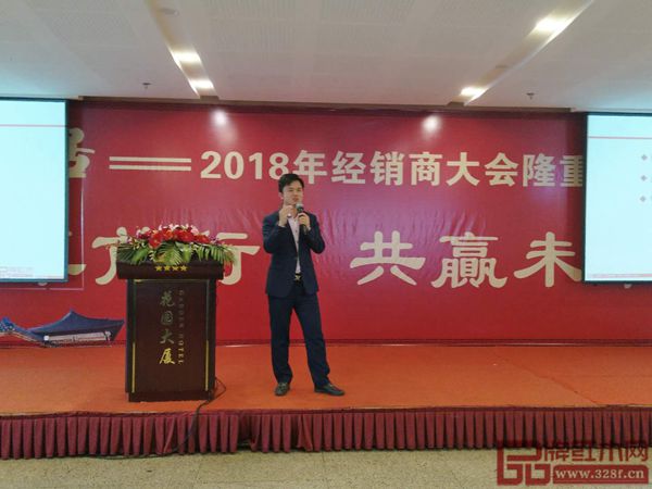 全聯(lián)藝術(shù)紅木家具專(zhuān)業(yè)委員會(huì)執(zhí)行會(huì)長(zhǎng)、弘木傳媒CEO林偉華先生作傳統(tǒng)紅木家具品牌營(yíng)銷(xiāo)分享會(huì) 全聯(lián)藝術(shù)紅木家具專(zhuān)業(yè)委員會(huì)執(zhí)行會(huì)長(zhǎng)、弘木傳媒CEO林偉華先生作傳統(tǒng)紅木家具品牌營(yíng)銷(xiāo)分享會(huì)