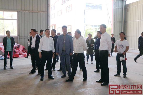 新明紅木董事長(zhǎng)張新民(左二)帶領(lǐng)浙江省東陽(yáng)市委常委、副市長(zhǎng)王天仁(右二)、東陽(yáng)市副市長(zhǎng)蔣震雷、東陽(yáng)市副市長(zhǎng)胡宏立等人參觀企業(yè) 新明紅木董事長(zhǎng)張新民(左二)帶領(lǐng)浙江省東陽(yáng)市委常委、副市長(zhǎng)王天仁(右二)、東陽(yáng)市副市長(zhǎng)蔣震雷、東陽(yáng)市副市長(zhǎng)胡宏立等人參觀企業(yè)