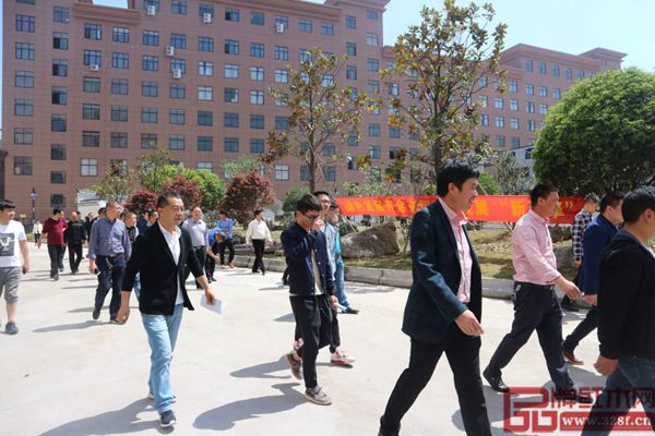 各企業(yè)代表參觀新明紅木花園式工廠 各企業(yè)代表參觀新明紅木花園式工廠