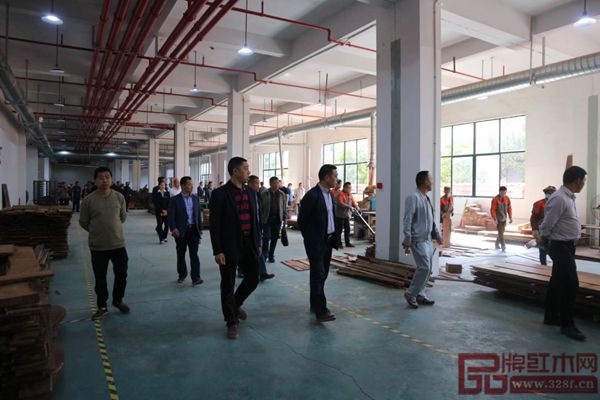 各企業(yè)代表參觀新明紅木名貴材料開(kāi)發(fā)車間 各企業(yè)代表參觀新明紅木名貴材料開(kāi)發(fā)車間