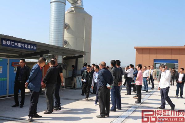 各企業(yè)代表參觀新明紅木的環(huán)保設(shè)備 各企業(yè)代表參觀新明紅木的環(huán)保設(shè)備