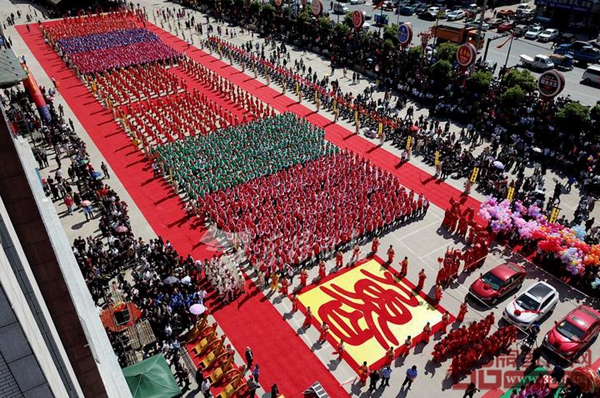 萬人工匠方陣氣勢如虹 萬人工匠方陣氣勢如虹