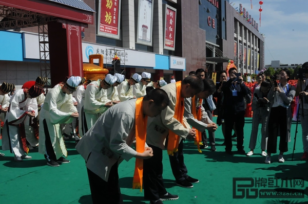 中國村社發(fā)展促進(jìn)會副會長、浙江省中小企業(yè)協(xié)會會長、花園村黨委書記、花園集團(tuán)董事長兼總裁邵欽祥,中國經(jīng)營管理大師、浙江省紅木產(chǎn)業(yè)協(xié)會副會長、花園紅木開發(fā)公司董事長邵欽培,中國著名書畫家、木雕工藝美術(shù)大師胡冠軍一同向魯班祖師致敬 中國村社發(fā)展促進(jìn)會副會長、浙江省中小企業(yè)協(xié)會會長、花園村黨委書記、花園集團(tuán)董事長兼總裁邵欽祥,中國經(jīng)營管理大師、浙江省紅木產(chǎn)業(yè)協(xié)會副會長、花園紅木開發(fā)公司董事長邵欽培,中國著名書畫家、木雕工藝美術(shù)大師胡冠軍一同向魯班祖師致敬