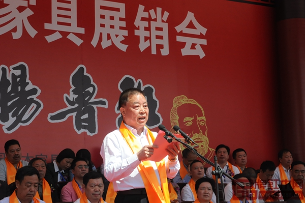 中國村社發(fā)展促進(jìn)會副會長、浙江省中小企業(yè)協(xié)會會長、花園村黨委書記、花園集團(tuán)董事長兼總裁邵欽祥在開幕式現(xiàn)場致歡迎詞.JPG 中國村社發(fā)展促進(jìn)會副會長、浙江省中小企業(yè)協(xié)會會長、花園村黨委書記、花園集團(tuán)董事長兼總裁邵欽祥在開幕式現(xiàn)場致歡迎詞.JPG