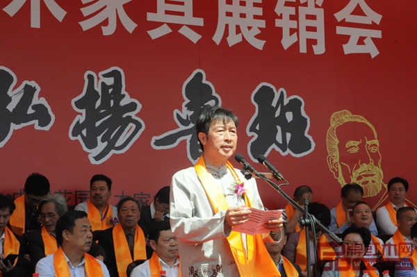 中國經(jīng)營管理大師、浙江省紅木產(chǎn)業(yè)協(xié)會副會長、花園紅木開發(fā)公司董事長邵欽培在開幕式現(xiàn)場致辭 中國經(jīng)營管理大師、浙江省紅木產(chǎn)業(yè)協(xié)會副會長、花園紅木開發(fā)公司董事長邵欽培在開幕式現(xiàn)場致辭