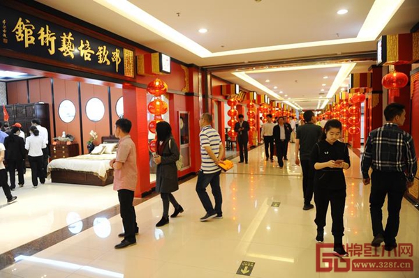 大師藝術(shù)作品街吸引許多游客駐足觀看 大師藝術(shù)作品街吸引許多游客駐足觀看