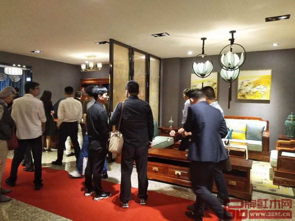 大東家紅木安排所有經(jīng)銷商對大東家紅木的展廳、工廠做一個全面的考察