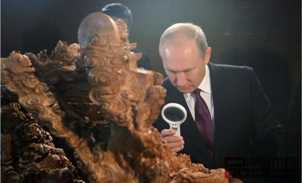 普京總統(tǒng)拿起放大鏡仔細(xì)端詳莆田木雕 普京總統(tǒng)拿起放大鏡仔細(xì)端詳莆田木雕