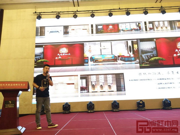 大東家紅木首席空間設(shè)計師孟力棟為現(xiàn)場經(jīng)銷商介紹大東家紅木展廳設(shè)計理念