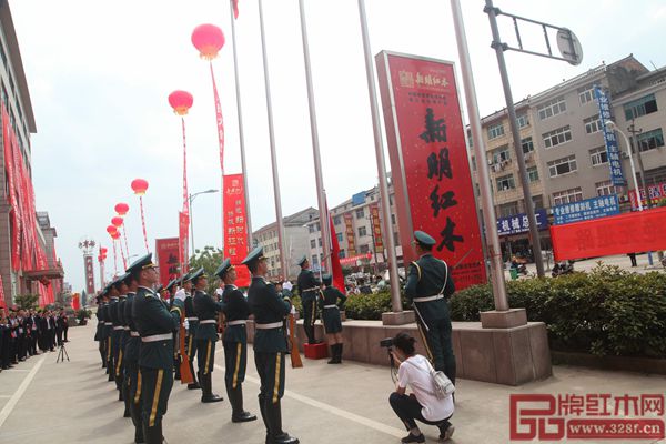 儀仗隊舉行升旗儀式 儀仗隊舉行升旗儀式