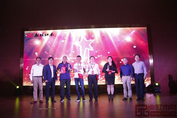 品牌忠誠獎獲得者與頒獎嘉賓合影 品牌忠誠獎獲得者與頒獎嘉賓合影