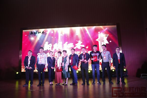 金牌銷售獎獲得者與頒獎嘉賓合影 金牌銷售獎獲得者與頒獎嘉賓合影