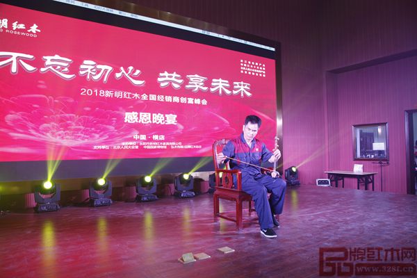 新明紅木員工演奏二胡 新明紅木員工演奏二胡