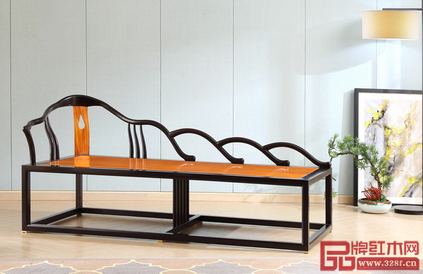 結(jié)合家具的功能,《境觀》系列以造型多樣的花窗借景,光滑如鏡的表面投下線條倒影,美景中又有一番巧景 結(jié)合家具的功能,《境觀》系列以造型多樣的花窗借景,光滑如鏡的表面投下線條倒影,美景中又有一番巧景