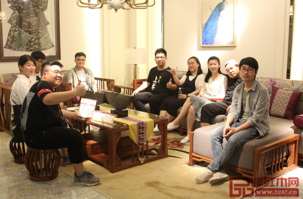 安徽淮南師范學(xué)院產(chǎn)品設(shè)計系學(xué)生考察團在紅古軒展廳內(nèi)參觀，感受新中式家具魅力