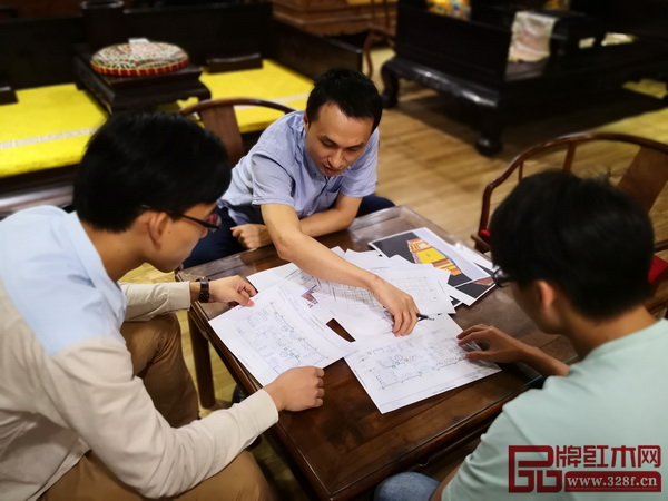 孔連紅木設(shè)計(jì)團(tuán)隊(duì)正在商討展館布置方案