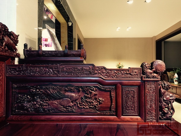  《王者歸來(lái)羅漢床》床圍部分，雕刻題材為對(duì)稱“神鳥(niǎo)報(bào)春圖”