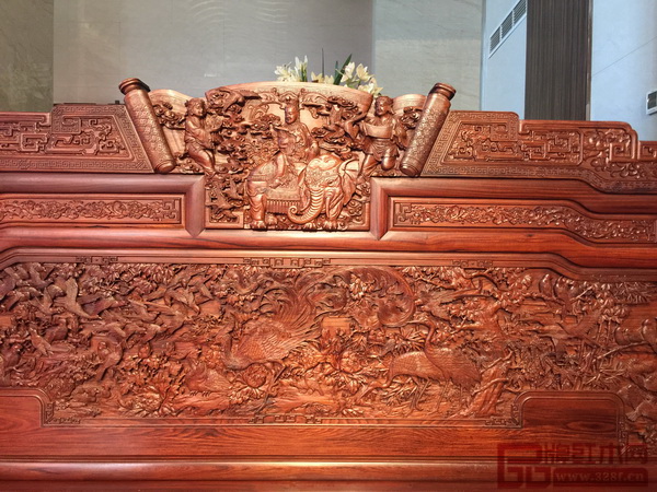 《王者歸來(lái)羅漢床》雕刻主題為百鳥(niǎo)朝鳳,床圍靠背板部分,正中為神鳥(niǎo)鳳凰,寓意富貴吉祥 《王者歸來(lái)羅漢床》雕刻主題為百鳥(niǎo)朝鳳,床圍靠背板部分,正中為神鳥(niǎo)鳳凰,寓意富貴吉祥