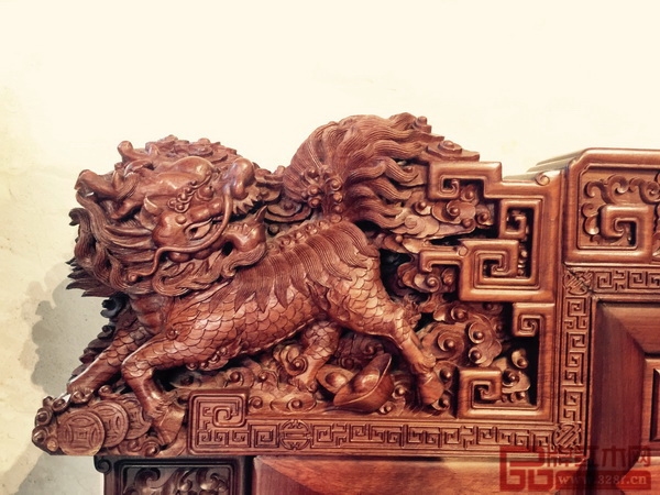 《王者歸來(lái)羅漢床》靠頭以瑞獅為頭端，雄獅自古有“辟邪納吉”的寓意，彰顯使用者的高貴不凡