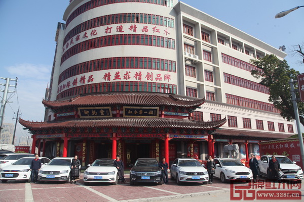  2017年，御乾堂紅木買新車員工多達數(shù)十人，御乾堂紅木給員工提供了一個能充分發(fā)揮自己才能的舞臺