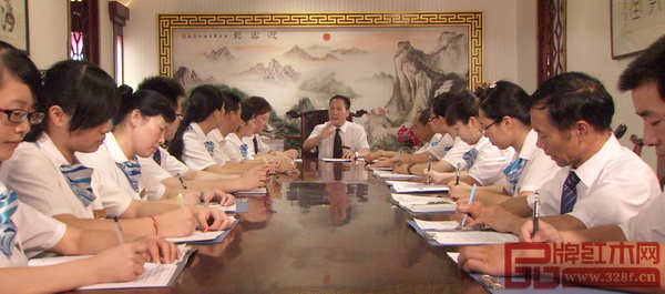  御乾堂紅木董事長馬海軍（中）在公司中層會議上強調：重質量、重品牌、重誠信、重服務