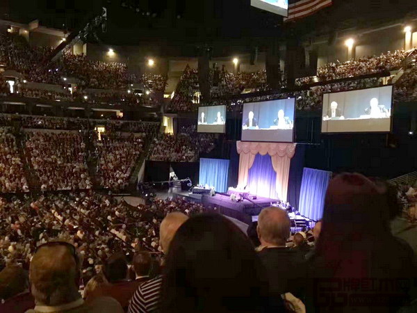 全球近6萬人云集奧巴哈參加“巴菲特股東大會(huì)”