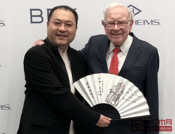 太和木作董事長(zhǎng)關(guān)毅(左)與股神巴菲特合影