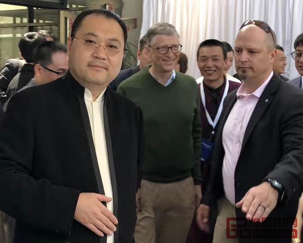 太和木作董事長(zhǎng)關(guān)毅（左一）與微軟創(chuàng)始人、世界首富比爾·蓋茨（左二）合影